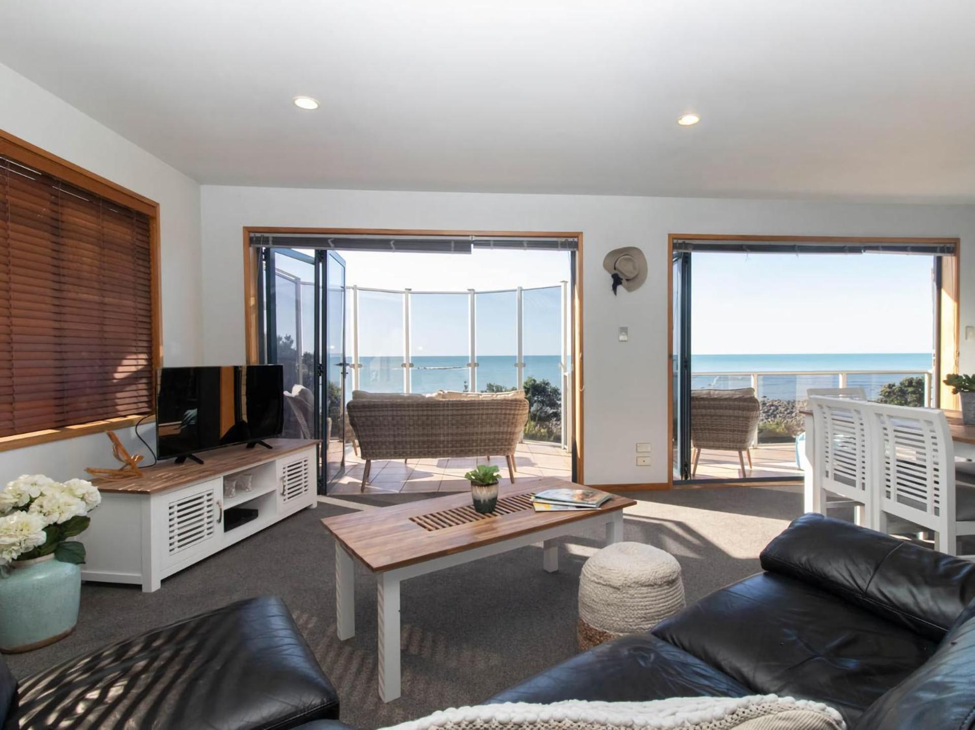 Beachfront Bliss On Wanaka Terrace Support Local Villa Ню Плимут Екстериор снимка