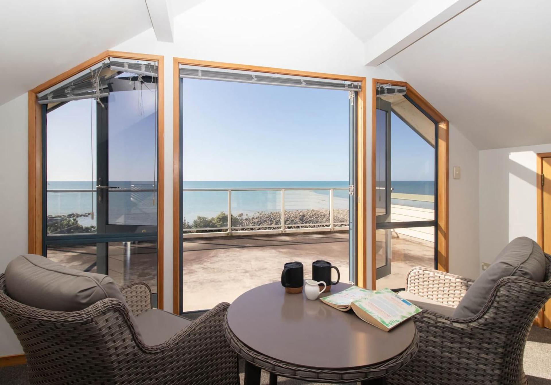 Beachfront Bliss On Wanaka Terrace Support Local Villa Ню Плимут Екстериор снимка